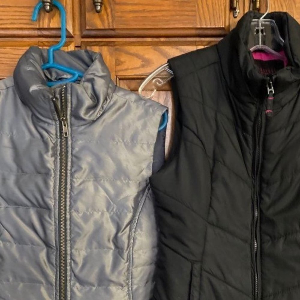 A  Bundle of Two Puffer Vests (Aeropostale and Hooligan) Size S Great Condition!